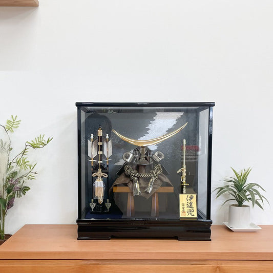 扱いやすいケース飾り|伊達政宗の兜| 五月人形|ケースタイプ|オルゴール付き|コンパクト おしゃれ 兜鎧飾り 端午の節句飾り こどもの日 5月人形 人気 - ひなせい 五月人形