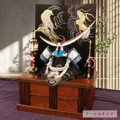 横幅66cm｜翠鳳作 着用収納兜飾り 戦国武将 上杉謙信 シルバー｜五月人形｜大きい収納タイプ｜おしゃれ 兜鎧飾り 端午の節句飾り こどもの日 5月人形 石破首相 トランプ大統領へ - ひなせい 五月人形