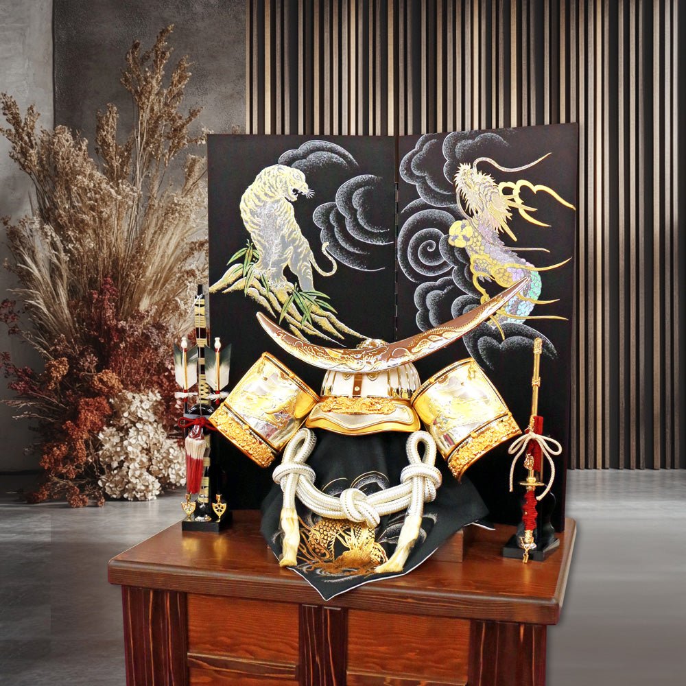 横幅66cm｜着用収納兜飾り 戦国武将 伊達政宗 白金｜被れる｜しまう飾り｜五月人形｜おしゃれ 兜鎧飾り 端午の節句飾り こどもの日 5月人形 人気 - ひなせい 五月人形