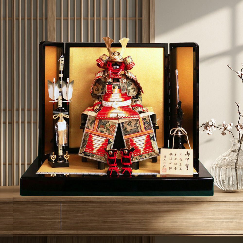 横幅75cm｜7号 鎧飾り 朔太郎作 赤色｜五月人形｜ グラデーションの赤色 ｜良品でシンプル｜コンパクト おしゃれ 兜鎧飾り 端午の節句飾り こどもの日 5月人形 人気 - ひなせい 五月人形