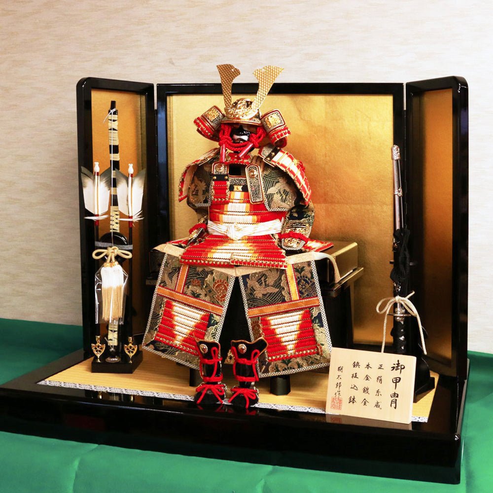 横幅75cm｜7号 鎧飾り 朔太郎作 赤色｜五月人形｜ グラデーションの赤色 ｜良品でシンプル｜コンパクト おしゃれ 兜鎧飾り 端午の節句飾り こどもの日 5月人形 人気 - ひなせい 五月人形