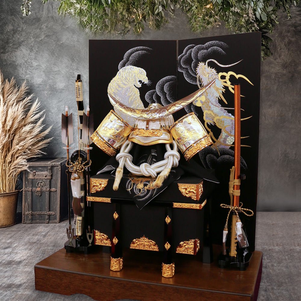 横幅85cm｜着用兜飾り 武将 伊達政宗 白金｜被れる兜飾り｜大きい平飾り｜五月人形｜おしゃれ 兜鎧飾り 端午の節句飾り こどもの日 5月人形 人気 - ひなせい 五月人形