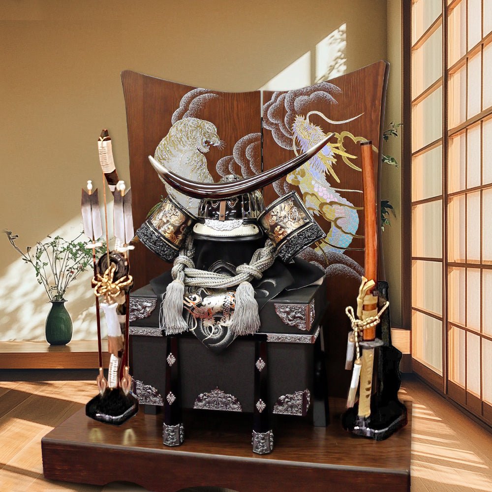 横幅85cm｜着用兜飾り 武将 伊達政宗｜武将・仙台藩の伊達政宗の三日月 五月人形｜おしゃれ 兜鎧飾り 端午の節句飾り こどもの日 5月人形 人気 - ひなせい 五月人形