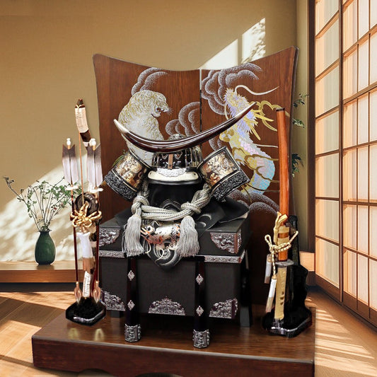 横幅85cm｜着用兜飾り 武将 伊達政宗｜武将・仙台藩の伊達政宗の三日月 五月人形｜おしゃれ 兜鎧飾り 端午の節句飾り こどもの日 5月人形 人気 - ひなせい 五月人形