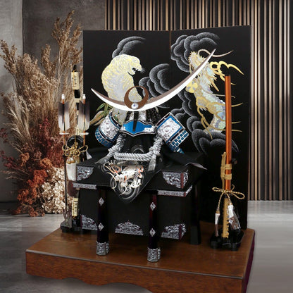 横幅85cm｜翠鳳作 着用兜 武将 上杉謙信 シルバー｜評判が良い｜五月人形｜おしゃれ 兜鎧飾り 端午の節句飾り こどもの日 5月人形 石破首相 トランプ大統領へ - ひなせい 五月人形