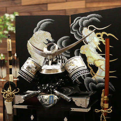 横幅85cm｜着用兜飾り 武将 上杉謙信｜豪華で迫力ある五月人形｜おしゃれ 兜鎧飾り 端午の節句飾り こどもの日 5月人形 人気 - ひなせい 五月人形