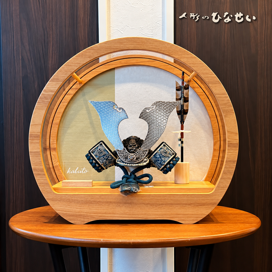 8号兜 名物裂 龍村織物｜円形アクリルケース｜世界が認めた名物裂｜横幅45cm 五月人形 ｜コンパクト おしゃれ 兜鎧飾り 端午の節句飾り こどもの日 5月人形 人気 - SAKURA ARCH 五月人形