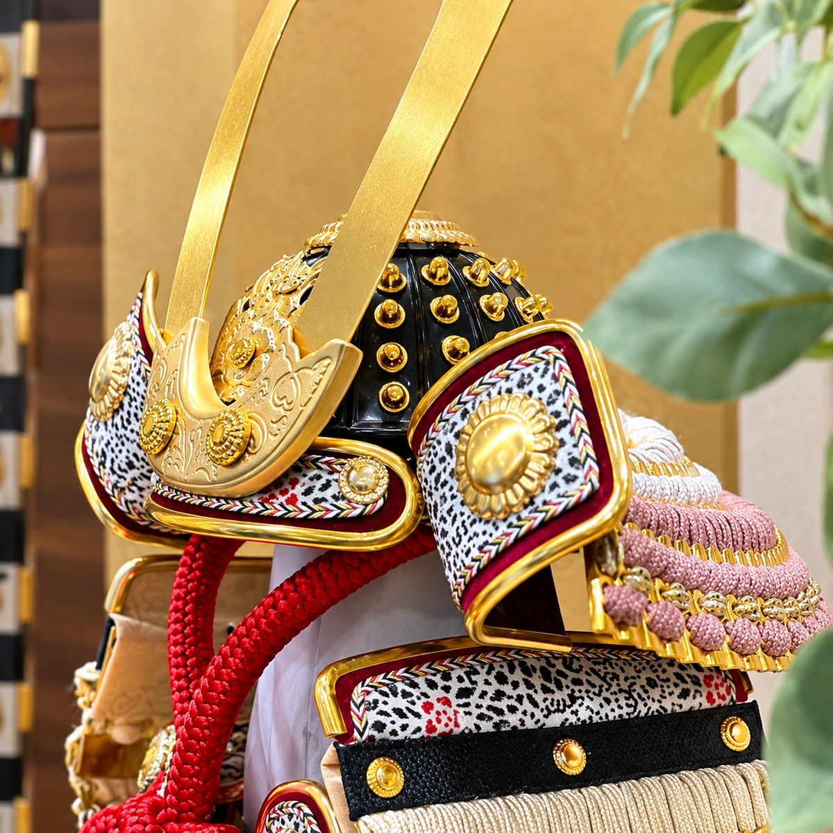 4号 奉納鎧飾り｜ パープルむらさき色取り｜ 淡紫の色づけ｜ 生彩 ｜五月人形｜コンパクト おしゃれ 兜鎧飾り 端午の節句飾り こどもの日 5月人形 人気 - ひなせい 五月人形