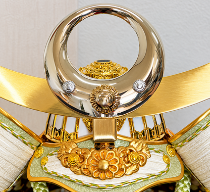 横幅35cm｜4号 くすみ色緑 武将 上杉謙信｜新しい感覚のデザインで飾る｜五月人形 日輪三日月｜コンパクト おしゃれ 兜鎧飾り 端午の節句飾り こどもの日 5月人形 人気 - ひなせい 五月人形