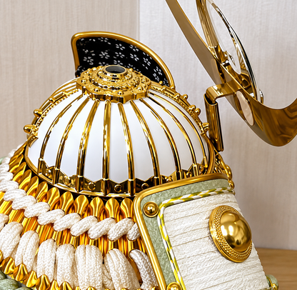 横幅35cm｜4号 くすみ色緑 武将 上杉謙信｜新しい感覚のデザインで飾る｜五月人形 日輪三日月｜コンパクト おしゃれ 兜鎧飾り 端午の節句飾り こどもの日 5月人形 人気 - ひなせい 五月人形