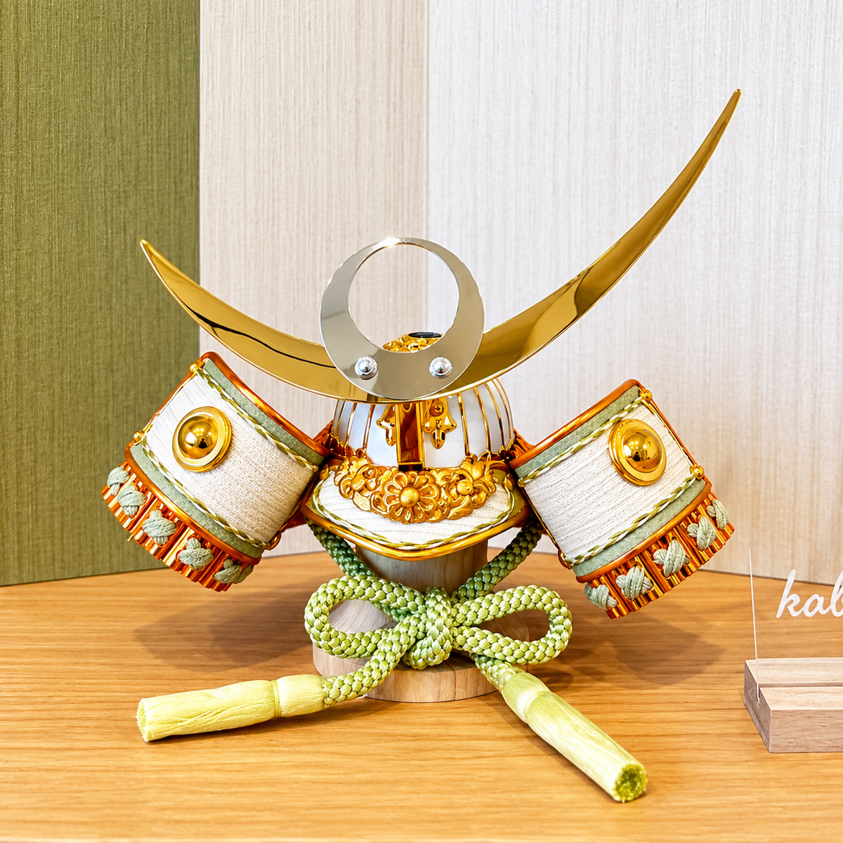横幅35cm｜4号 くすみ色緑 武将 上杉謙信｜新しい感覚のデザインで飾る｜五月人形 日輪三日月｜コンパクト おしゃれ 兜鎧飾り 端午の節句飾り こどもの日 5月人形 人気 - ひなせい 五月人形