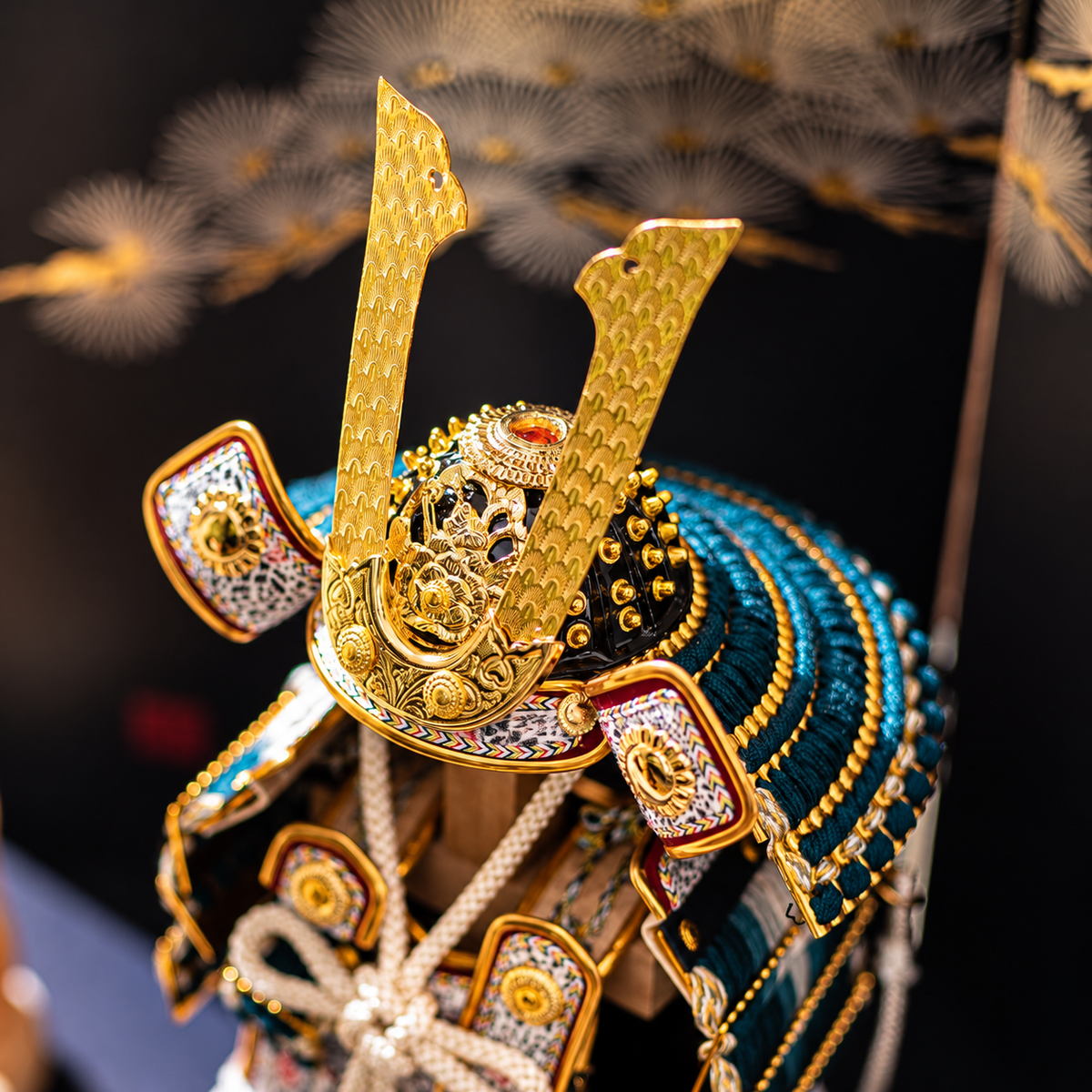 横幅38cm｜朔太郎作 奉納鎧｜稀少！｜五月人形の鎧飾りでコンパクト｜収納飾り｜コンパクト おしゃれ 兜鎧飾り 端午の節句飾り こどもの日 5月人形 人気 - SAKURA ARCH 五月人形