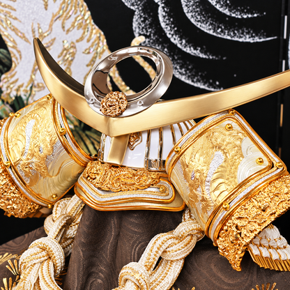 横幅60cm｜立体12号 武将 上杉謙信 白金｜ 五月人形  コンパクト飾り｜おしゃれ 兜鎧飾り 端午の節句飾り こどもの日 5月人形 人気