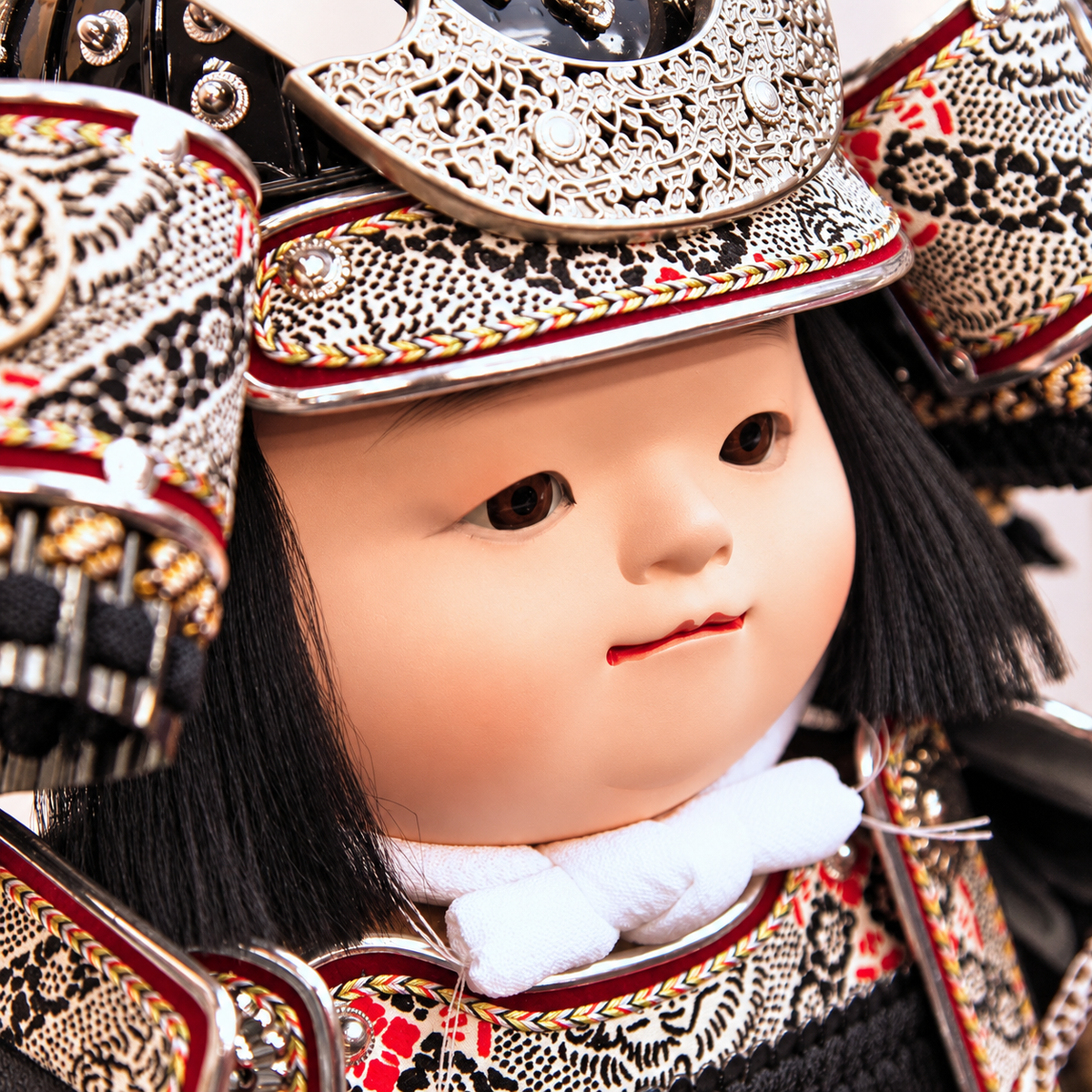 渋い子供大将飾り 尊｜五月人形のかわいい｜シルバー 銀色｜コンパクト おしゃれ 兜鎧飾り 端午の節句飾り こどもの日 5月人形 人気 - ひなせい 五月人形