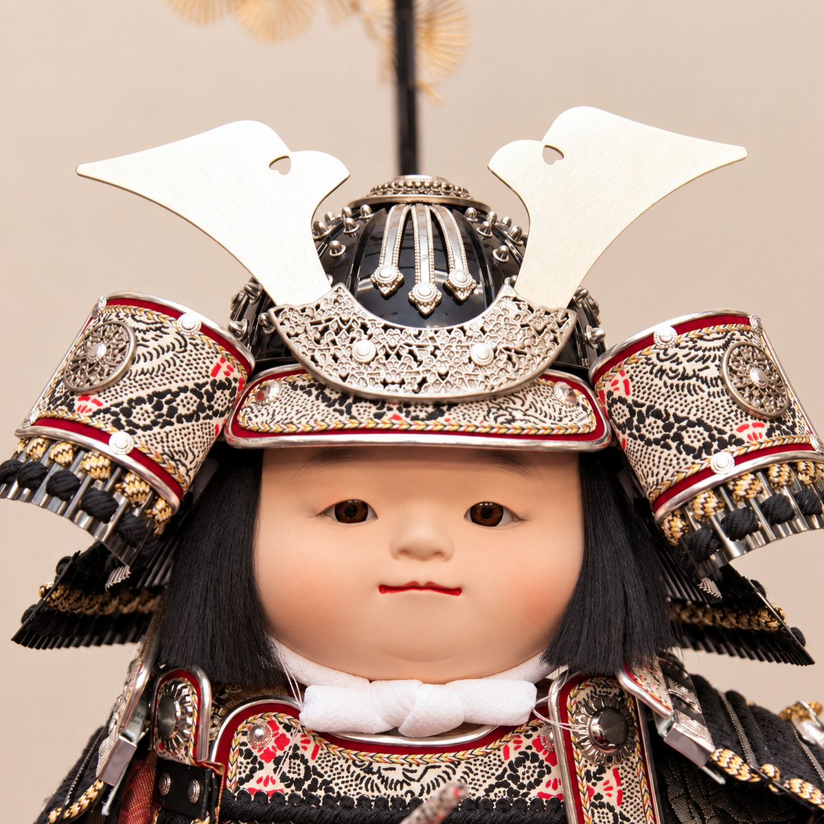 渋い子供大将飾り 尊｜五月人形のかわいい｜シルバー 銀色｜コンパクト おしゃれ 兜鎧飾り 端午の節句飾り こどもの日 5月人形 人気 - ひなせい 五月人形