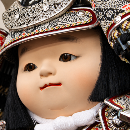渋い子供大将飾り 尊｜五月人形のかわいい｜シルバー 銀色｜コンパクト おしゃれ 兜鎧飾り 端午の節句飾り こどもの日 5月人形 人気 - ひなせい 五月人形