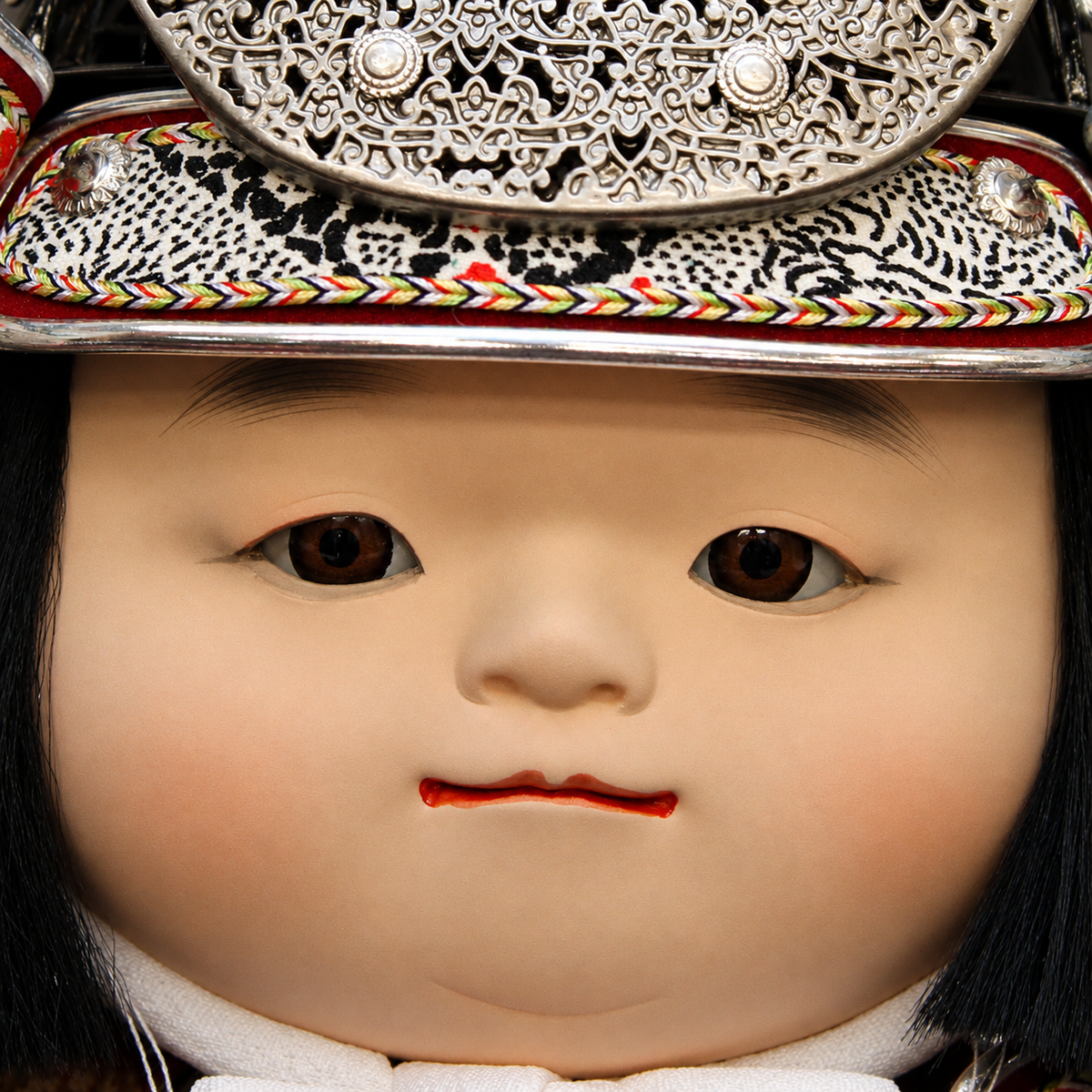 渋い子供大将飾り 尊｜五月人形のかわいい｜シルバー 銀色｜コンパクト おしゃれ 兜鎧飾り 端午の節句飾り こどもの日 5月人形 人気 - ひなせい 五月人形