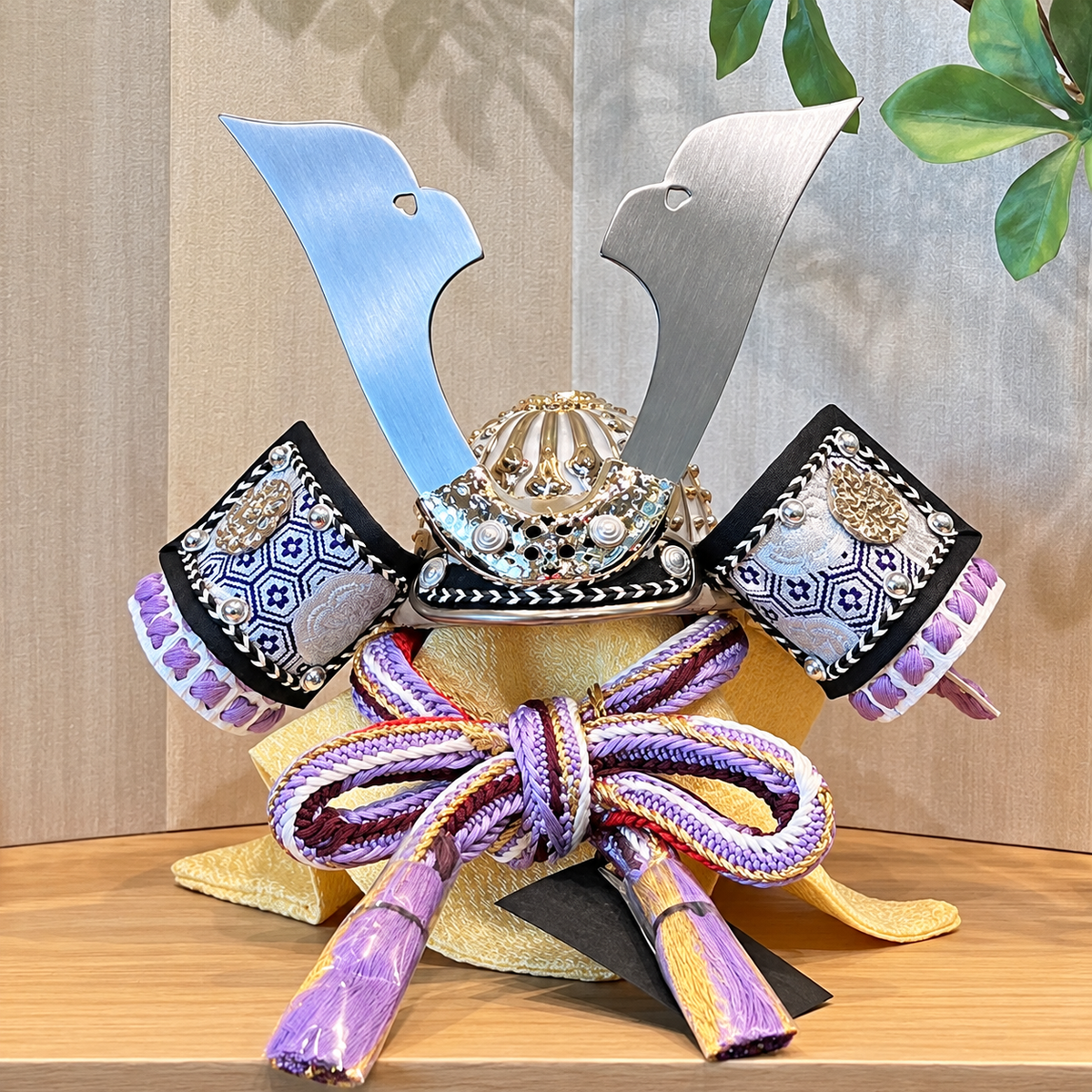 横幅35cm｜名工 小島辰広作 白1/5・長鍬薄紫 パープル｜息子さんに用意したい五月人形｜コンパクト おしゃれ 兜鎧飾り 端午の節句飾り こどもの日 5 かぶと - SAKURA ARCH五月人形