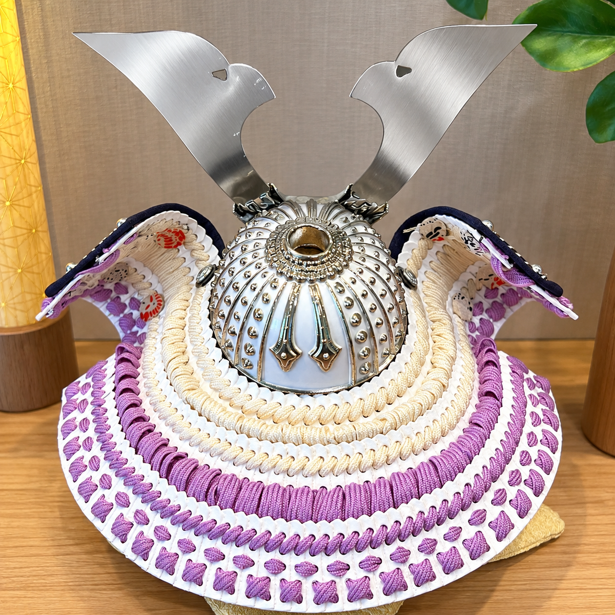 横幅35cm｜名工 小島辰広作 白1/5・長鍬薄紫 パープル｜息子さんに用意したい五月人形｜コンパクト おしゃれ 兜鎧飾り 端午の節句飾り こどもの日 5 かぶと - SAKURA ARCH五月人形