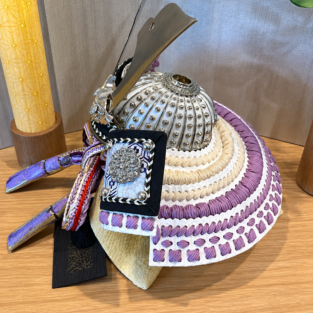 横幅35cm｜名工 小島辰広作 白1/5・長鍬薄紫 パープル｜息子さんに用意したい五月人形｜コンパクト おしゃれ 兜鎧飾り 端午の節句飾り こどもの日 5 かぶと - SAKURA ARCH五月人形