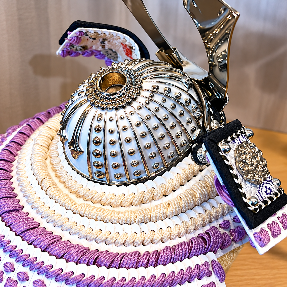 横幅35cm｜名工 小島辰広作 白1/5・長鍬薄紫 パープル｜息子さんに用意したい五月人形｜コンパクト おしゃれ 兜鎧飾り 端午の節句飾り こどもの日 5 かぶと - SAKURA ARCH五月人形