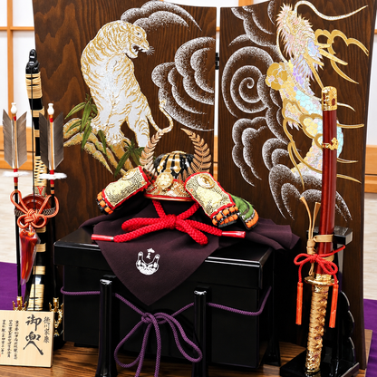 加藤鞆美作｜1/3徳川家康兜｜平飾りの五月人形｜かっこいい 限定品｜コンパクト おしゃれ 兜鎧飾り 端午の節句飾り こどもの日 5月人形 人気 - ひなせい 五月人形