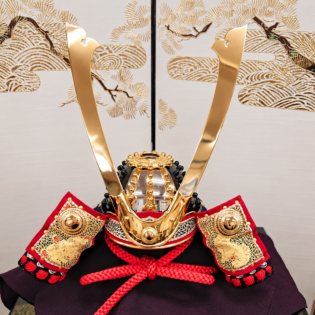 横幅60cm｜加藤鞆美作｜1/3源義家兜(紺)｜和紙小札の本作り｜五月人形｜コンパクト おしゃれ 兜鎧飾り 端午の節句飾り こどもの日 5月人形 人気 - SAKURA ARCH 五月人形