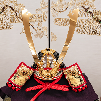 横幅60cm｜加藤鞆美作｜1/3源義家兜(紺)｜和紙小札の本作り｜五月人形｜コンパクト おしゃれ 兜鎧飾り 端午の節句飾り こどもの日 5月人形 人気 - SAKURA ARCH 五月人形
