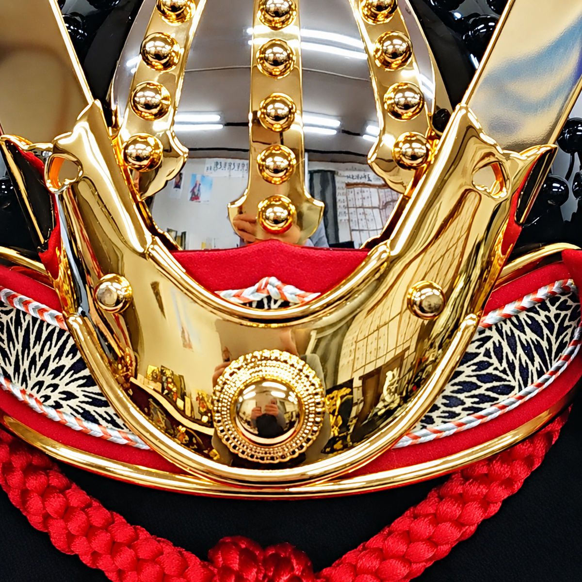 横幅60cm｜加藤鞆美作｜1/3源義家兜(紺)｜和紙小札の本作り｜五月人形｜コンパクト おしゃれ 兜鎧飾り 端午の節句飾り こどもの日 5月人形 人気 - SAKURA ARCH 五月人形