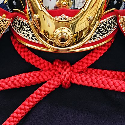 横幅60cm｜加藤鞆美作｜1/3源義家兜(紺)｜和紙小札の本作り｜五月人形｜コンパクト おしゃれ 兜鎧飾り 端午の節句飾り こどもの日 5月人形 人気 - SAKURA ARCH 五月人形