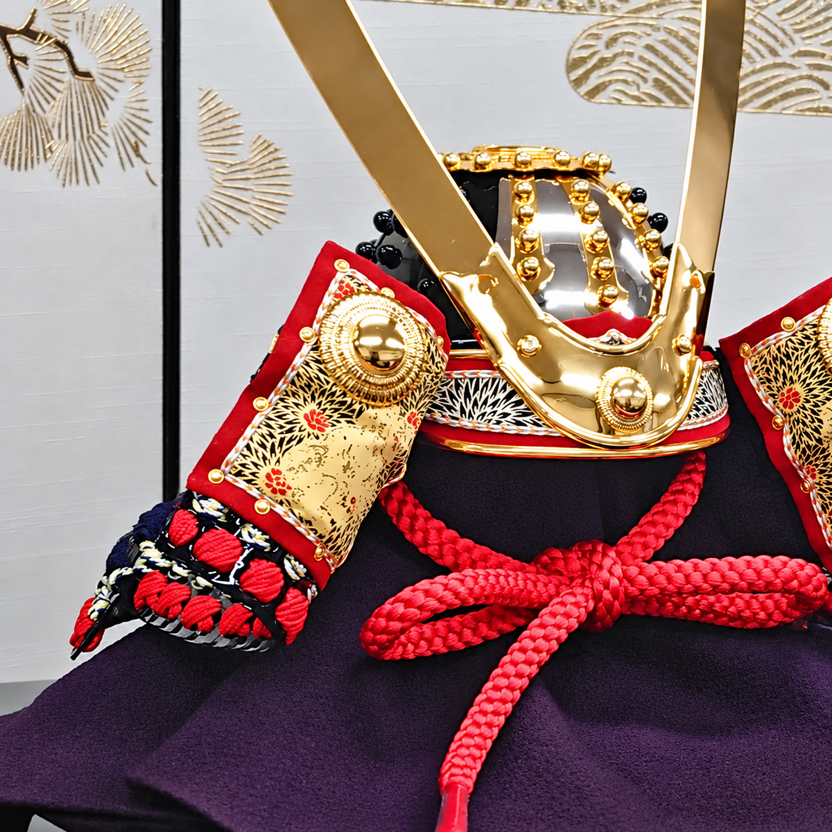 横幅60cm｜加藤鞆美作｜1/3源義家兜(紺)｜和紙小札の本作り｜五月人形｜コンパクト おしゃれ 兜鎧飾り 端午の節句飾り こどもの日 5月人形 人気 - SAKURA ARCH 五月人形
