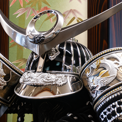 横幅66cm｜着用収納兜飾り 戦国武将 上杉謙信の兜｜しまえるタイプ｜五月人形｜おしゃれ 兜鎧飾り 端午の節句飾り こどもの日 5月人形 人気 - SAKURA ARCH（サクラ アーチ） 五月人形