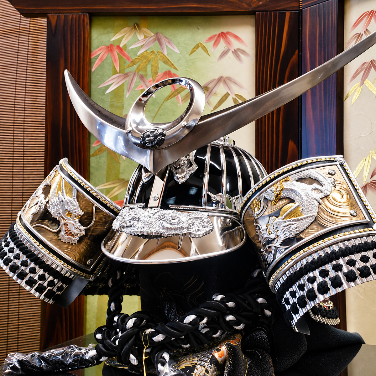 横幅66cm｜着用収納兜飾り 戦国武将 上杉謙信の兜｜しまえるタイプ｜五月人形｜おしゃれ 兜鎧飾り 端午の節句飾り こどもの日 5月人形 人気 - SAKURA ARCH（サクラ アーチ） 五月人形