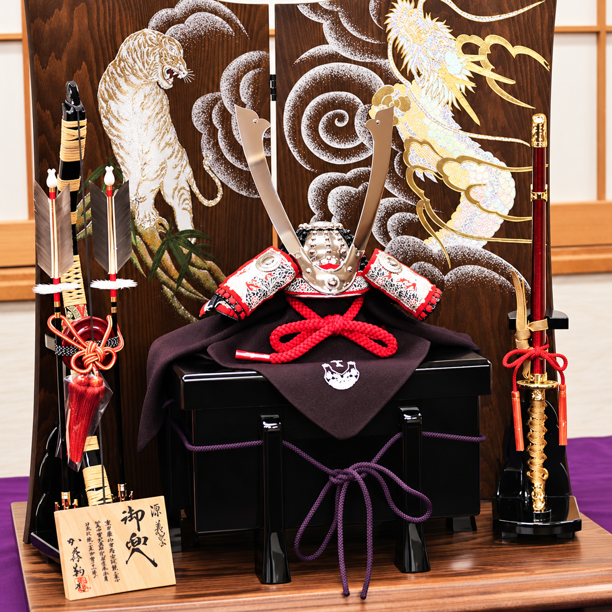 加藤鞆美作｜1/3源義家兜(銀)｜平飾り 五月人形｜稀な銀金具｜コンパクト おしゃれ 兜鎧飾り 端午の節句飾り こどもの日 5月人形 人気 - ひなせい 五月人形