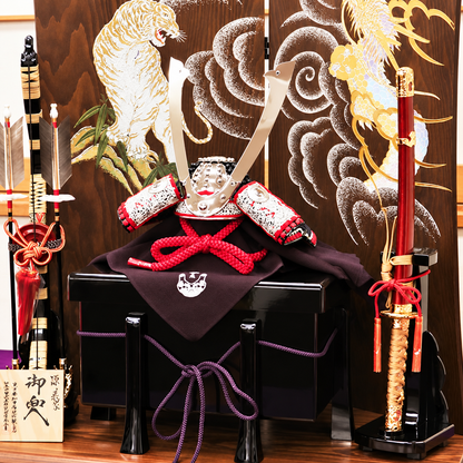 加藤鞆美作｜1/3源義家兜(銀)｜平飾り 五月人形｜稀な銀金具｜コンパクト おしゃれ 兜鎧飾り 端午の節句飾り こどもの日 5月人形 人気 - ひなせい 五月人形